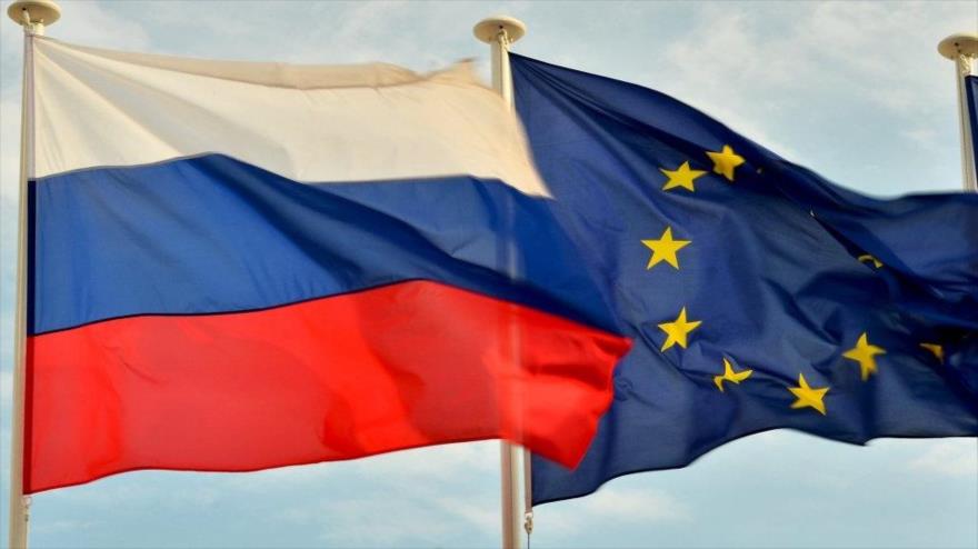 Banderas de Rusia (izda) y de la Unión Europea (UE).