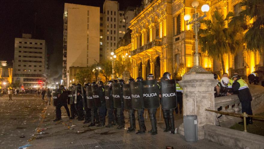 Fuerzas de la Policía argentina se enfrentan con manifestantes opositores en la provincia noroccidental de Tucumán.