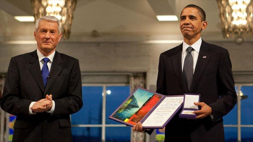 El presidente estadounidense Barack Obama (dcha.) junto con el presidente del Comité noruego del Nobel, Thorbjørn Jagland.