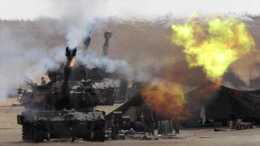 Un cañón de artillería de 155 mm israelí dispara hacia la Franja de Gaza desde una base en el sur de los territorios ocupados de Palestina.