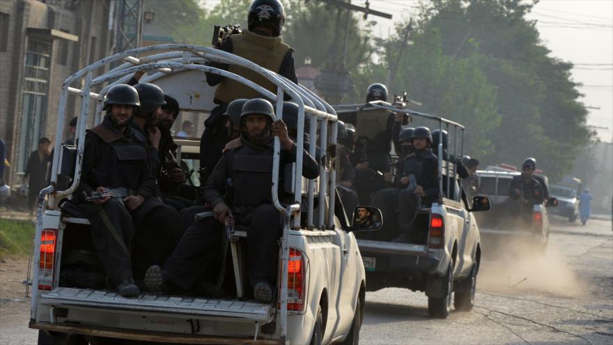Militares adicionales son enviados a la base aérea Badaber en Peshawar para combatir a los atacantes. 18 de septiembre de 2015