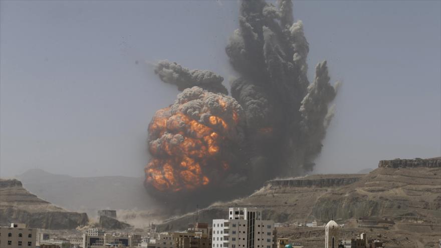Denso humo generado por los bombardeos del régimen saudí contra Saná, la capital de Yemen.