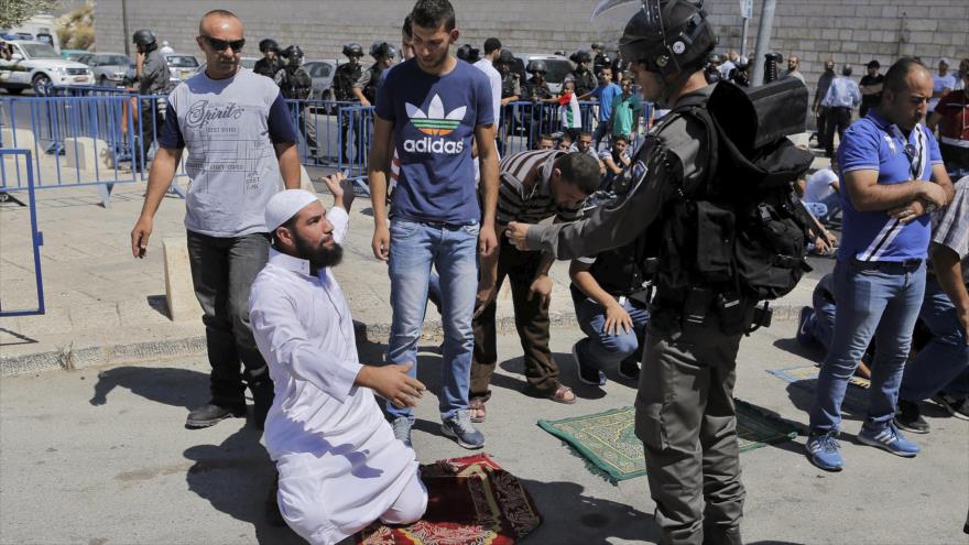 Los soldados israelíes limitan el acceso de los palestinos a la Mezquita Al-Aqsa.