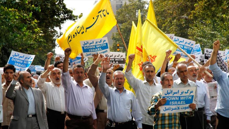 Fieles en la capitalina ciudad de Teherán condenan ataques israelíes contra la Mezquita Al-Aqsa, 18 de septiembre de 2015.