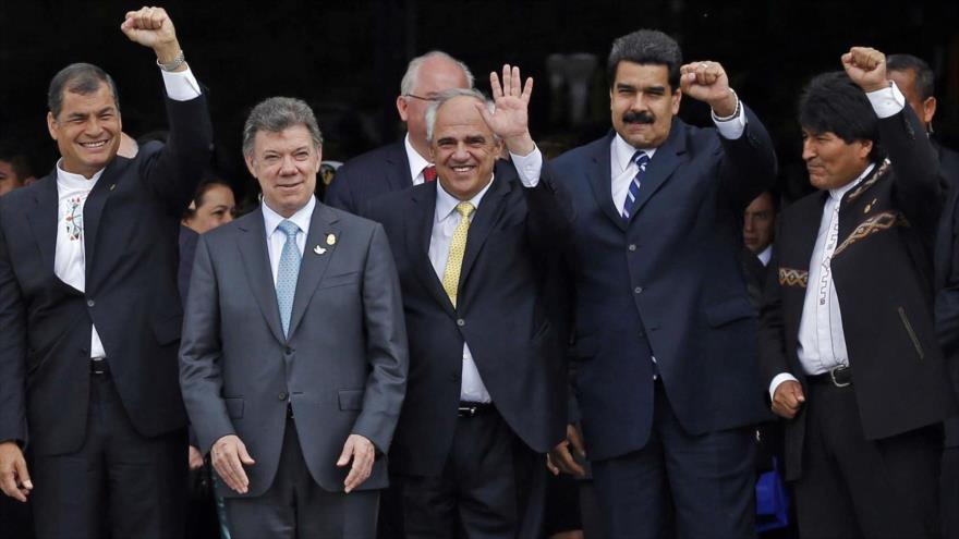 Desde izquierda a derecha: Presidente de Ecuador, Rafael Correa; su par colombiano, Juan Manuel Santos; el secretario general de la Unasur, Ernesto Samper; el mandatario de Venezuela, Nicolás Maduro y su homólogo boliviano, Evo Morales.