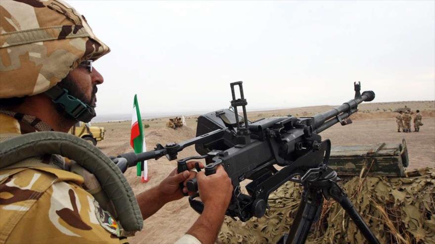 Un soldado de la Fuerza Terrestre del Ejército de Irán durante una maniobra misilística en el desierto de Maranyab, en la ciudad central de Kashan. 