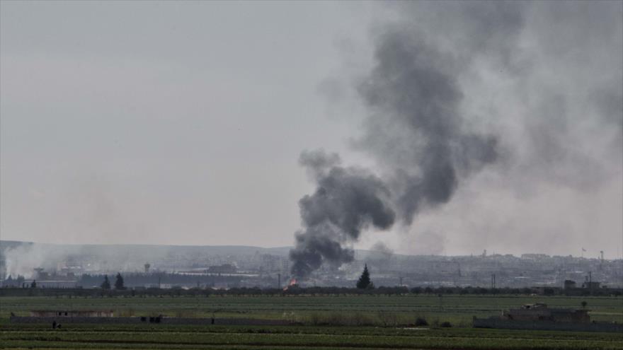 Columna de humo provocada por un bombardeo de los insurgentes en la ciudad de Idlib (noroeste de Siria). 26 de marzo 2015