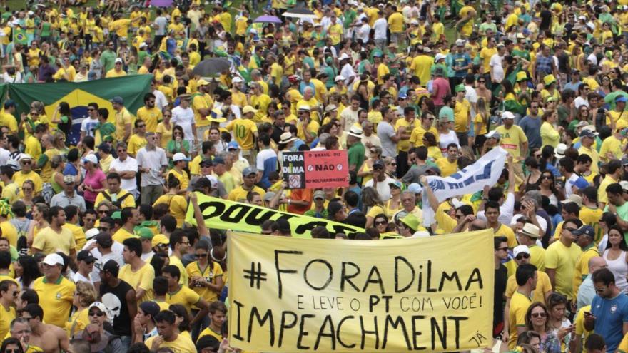 Manifestantes brasileños piden la renuncia de la presidenta Dilma Rousseff.