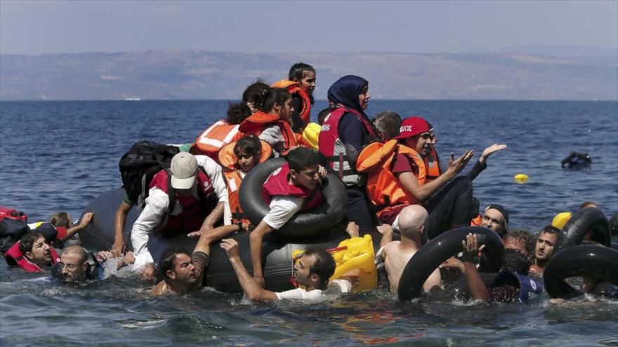 Un grupo de refugiados intenta salvarse tras naufragar en aguas cercanas a la isla de Lesbos, Grecia