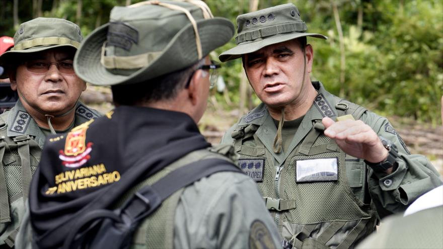 El ministro venezolano de Defensa, Vladimir Padrino López (derecha), durante una operación antinarcótica en frontera con Colombia.