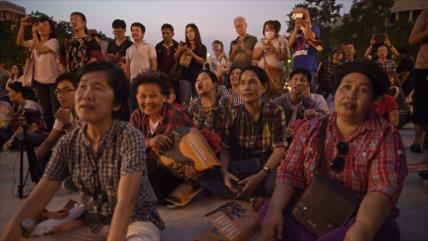 Cientos de tailandeses desafían prohibición de protestar contra dictadura