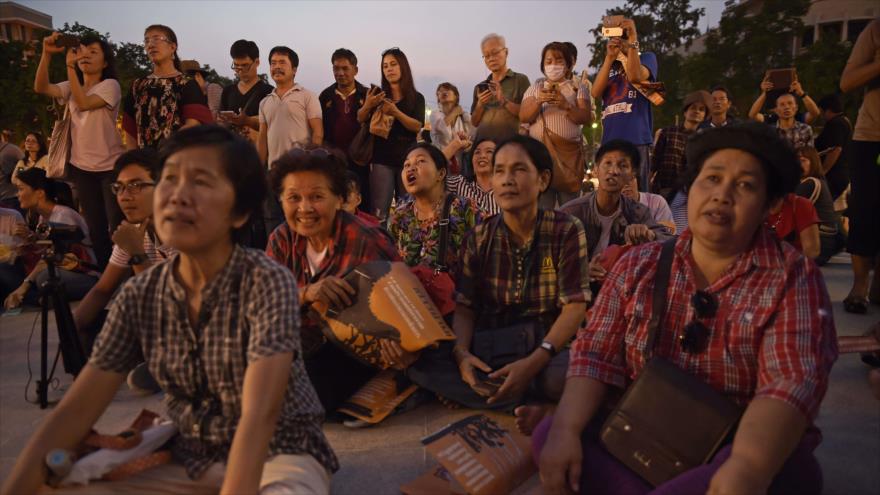 Manifestantes prodemócratas escuchan discursos durante la protesta en Bangkok, capital de Tailandia. 19 de septiembre de 2015