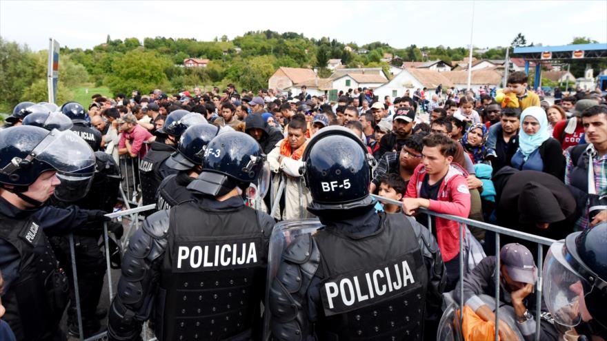 Policías eslovenos están desplegados frente a los refugiados que quieren cruzar la frontera entre este país con Croacia. 19 de septiembre de 2015