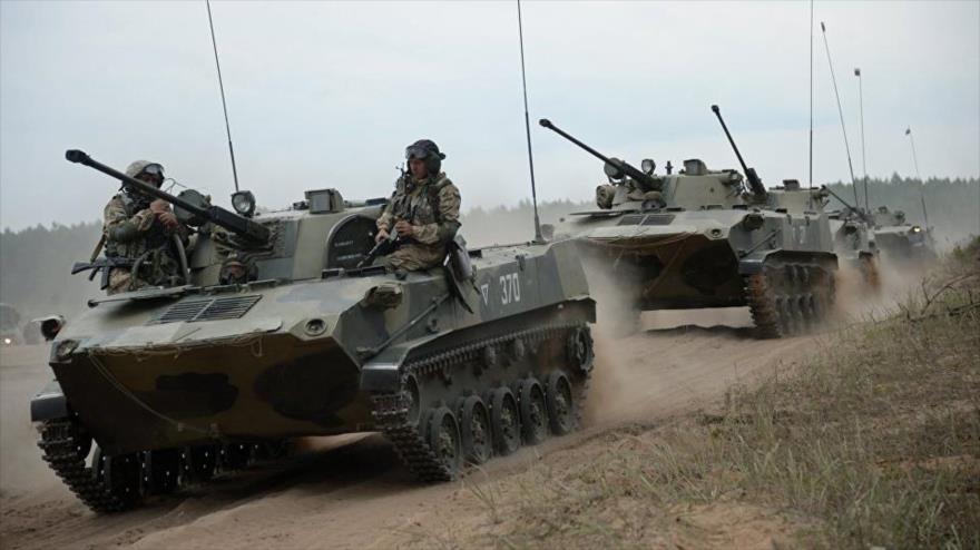 Tanques militares rusos durante una maniobra militar.