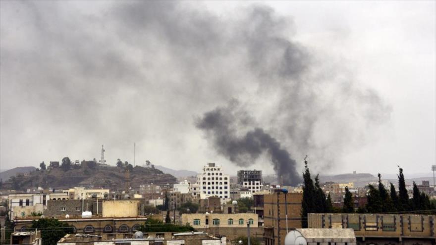 Columna de humo generada tras un ataque aéreo saudí en Saná, capital yemení.