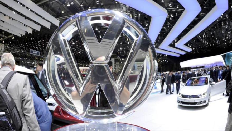 El grupo automovilístico alemán Volkswagen tiene que pagar multa y revisar casi medio millón de coches por vulnerar ley de contaminación.