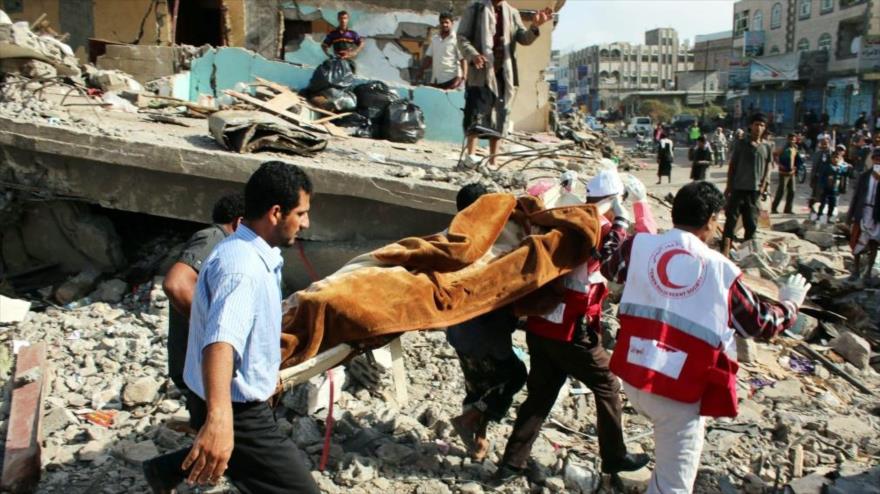 Personal de rescate traslada el cuerpo sin vida de un yemení fallecido en un ataque aéreo saudí.