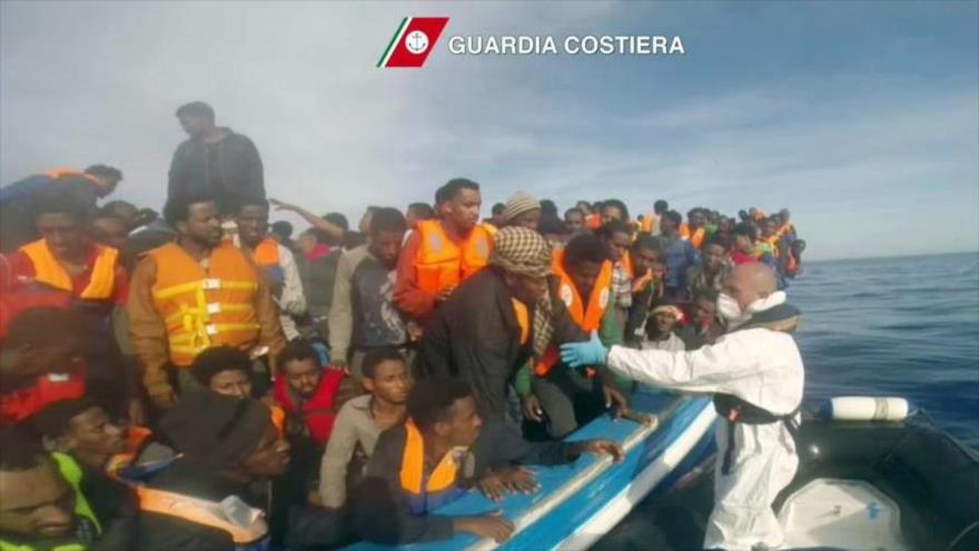 La Guardia Costera italiana rescatando a un grupo de inmigrantes en aguas del Mediterráneo.