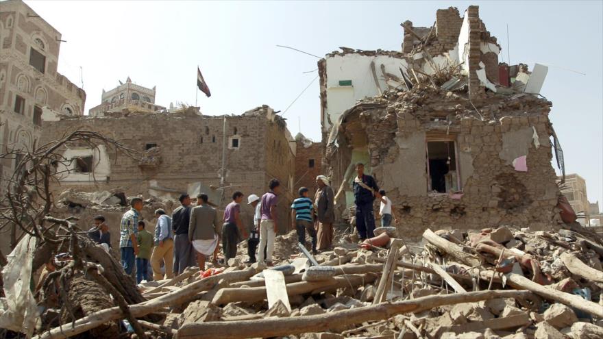 Varios hombres inspeccionan los escombros de un edificio considerado como patrimonio de la humanidad.