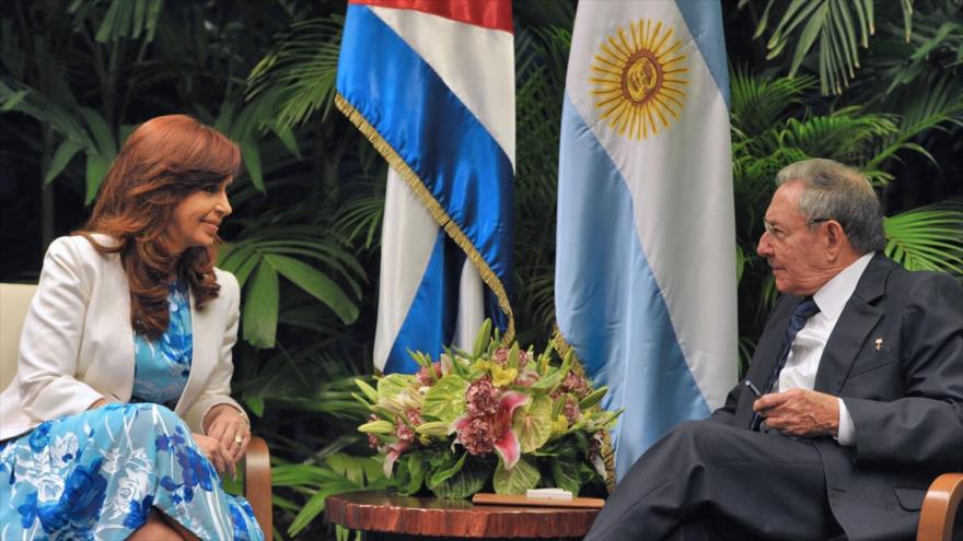 La presidenta argentina, Cristina Fernández durante una reunión con su homólogo cubano, Raúl Castro.