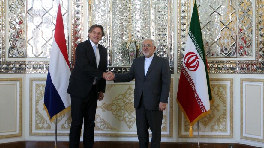 El canciller iraní, Mohamad Yavad Zarif (dcha) reunido con su par holandés, Bert Koenders, en Teherán, la capital iraní. 20 de septiembre de 2015.
