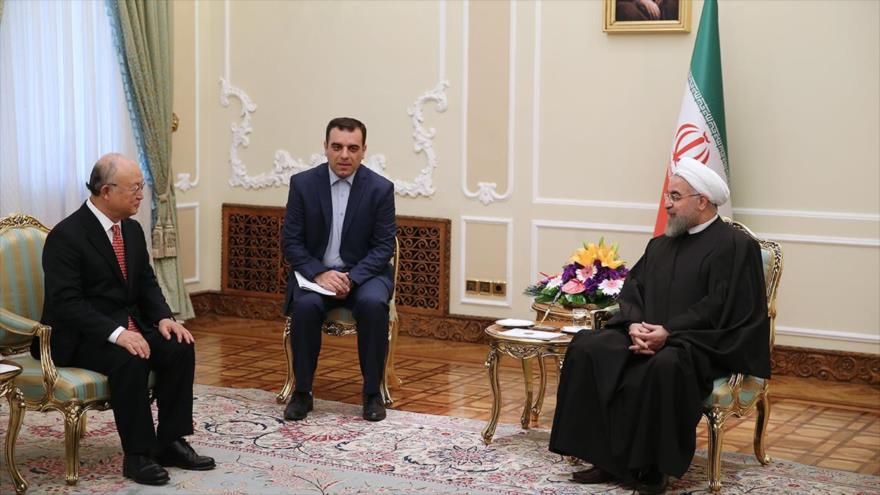 El presidente iraní, Hasan Rohani (dcha), se reúne con el director general de la AIEA, Yukiya Amano (izda.), en Teherán, capital persa, 20 de septiembre de 2015.