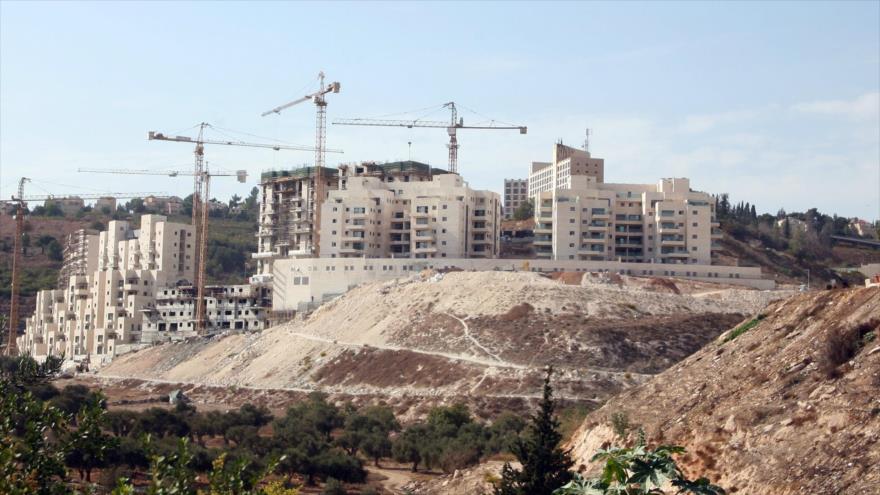 Construcción de un asentamiento israelí en el barrio de Ras al-Amud, este de Al-Quds (Jerusalén).