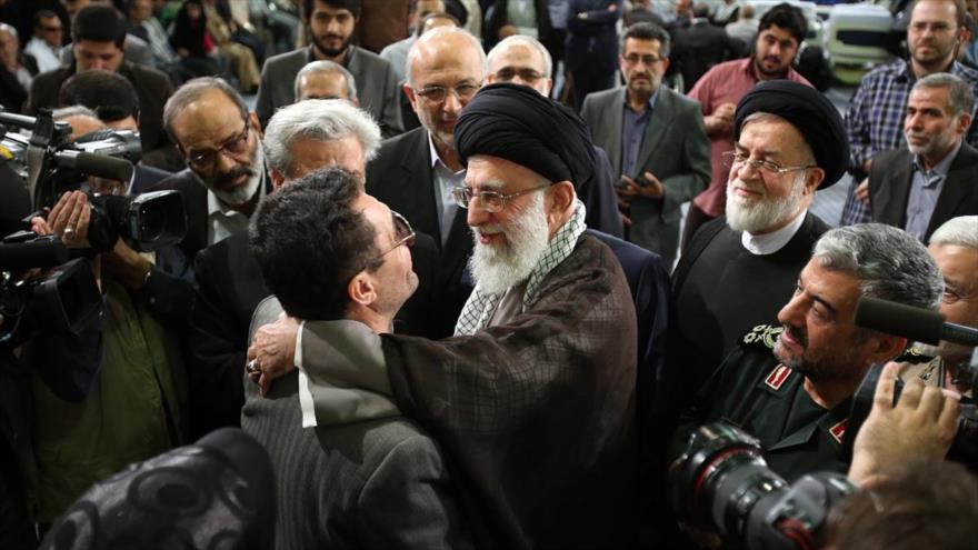 El Líder de la Revolución Islámica de Irán, el ayatolá Seyed Ali Jamenei, se reúne con los heridos de los ocho años de agresión iraquí a Irán, 20 de septiembre de 2015