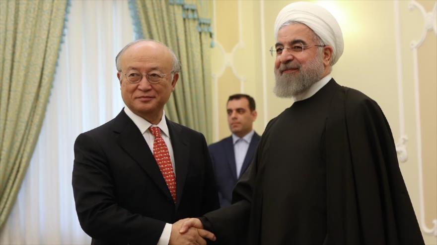 El presidente iraní, Hasan Rohani (dcha), se reúne con el director general de la AIEA, Yukiya Amano (izda.), en Teherán, capital persa, 20 de septiembre de 2015.