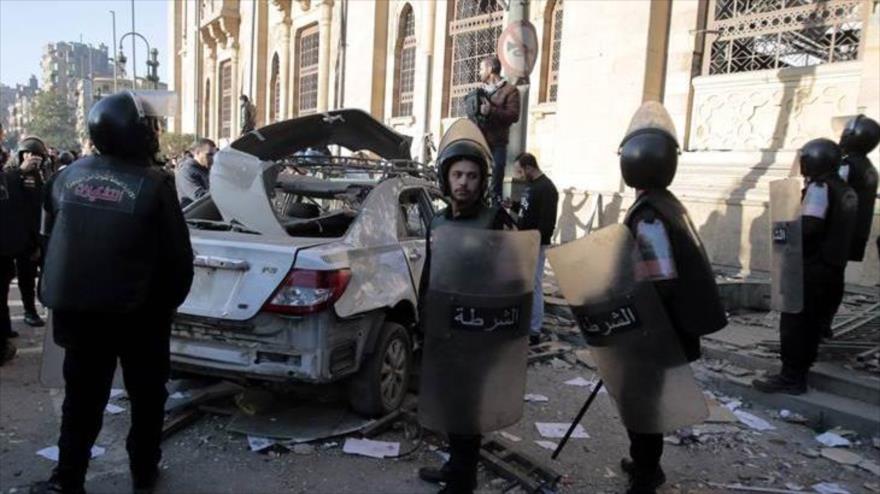 Fuerzas de seguridad egipcias inspeccionan la zona después de una explosión de bomba en El Cairo, capital de Egipto.