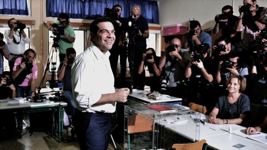 El exprimer ministro griego Alexis Tsipras sonríe antes de votar en el centro de Atenas, 20 de septiembre de 2015.