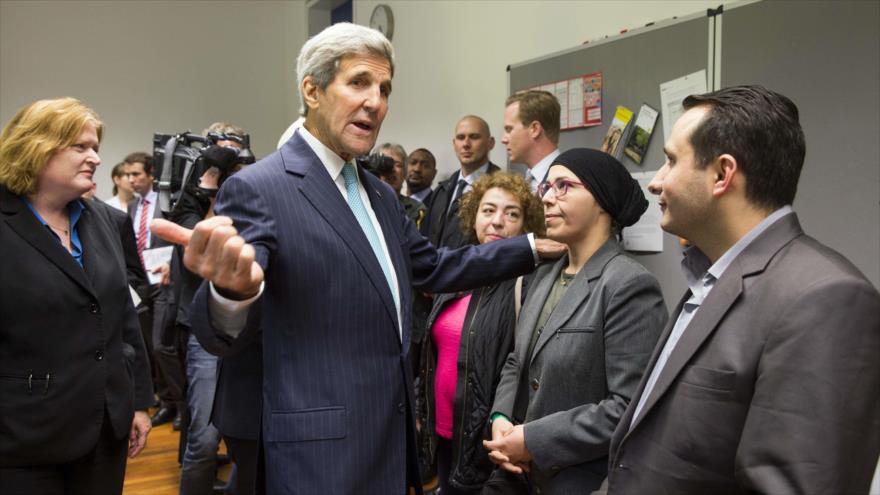 El secretario de Estado estadounidense, John Kerry, visita en Berlín a un grupo de refugiados sirios, 20 de septiembre de 2015.