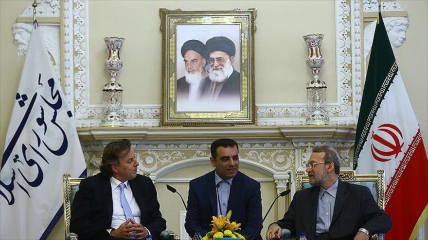 El presidente del Parlamento iraní, Ali Lariyani (dcha.), y el canciller holandés, Bert Koenders, en una reunión en Teherán, la capital iraní, 20 de septiembre de 2015.