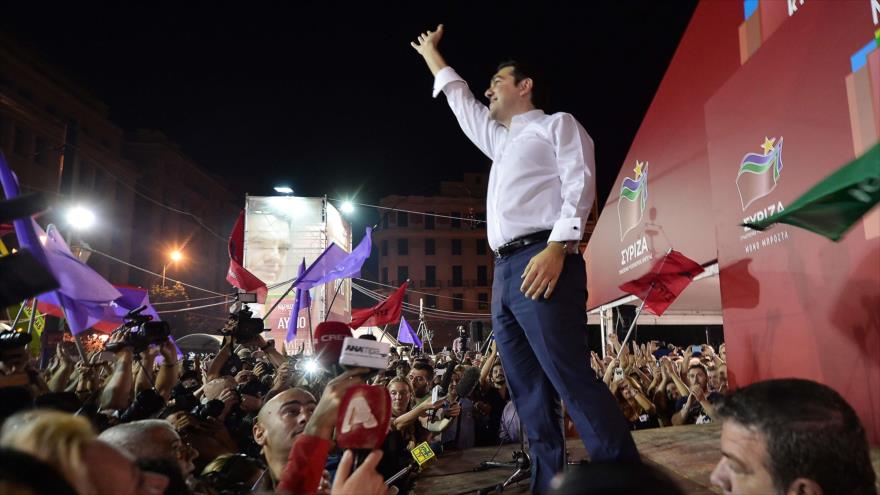 El líder del partido griego Syriza, Alexis Tsipras, saluda en Atenas a sus simpatizantes tras el triunfo en las urnas. 20 de septiembre de 2015
