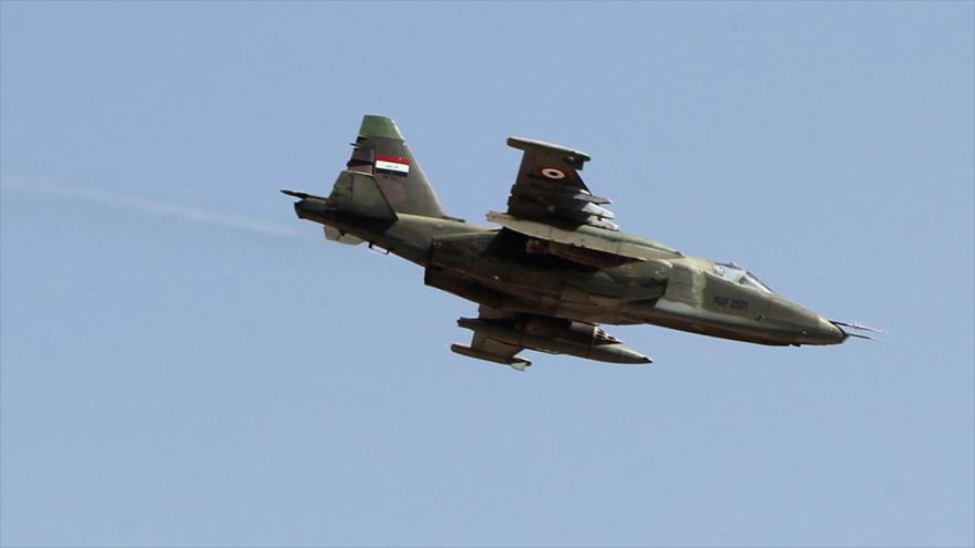 Un avión de combate iraquí de fabricación rusa sobrevuela la ciudad de Amerli, en la provincia de Salah al-Din.
