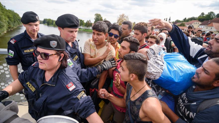 Solicitantes de asilo tratan de abrirse paso para cruzar la frontera de Eslovenia a Austria en el paso de Gornja Radgona, 20 de septiembre de 2015.