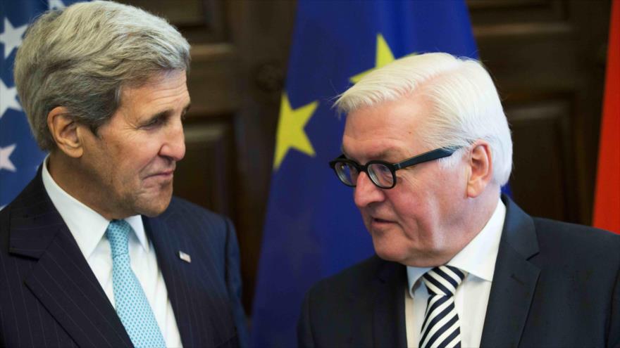 Secretario de Estado estadounidense, John Kerry (izquierda), y el ministro de Exteriores alemán, Frank-Walter Steinmeier (derecha), ofrecen una conferencia de prensa en la capital de Alemania, Berlín. 20 de septiembre de 2015