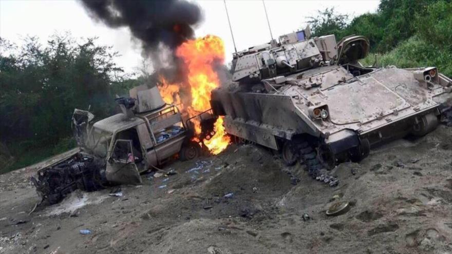 Tanque y coche blindado saudí destruidos por fuego del Ejército yemení.