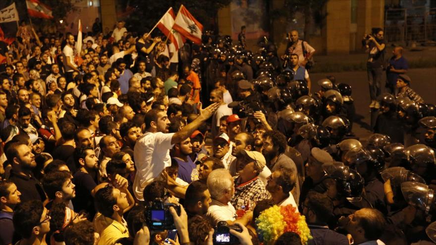 Manifestantes libaneses se enfrentan con las fuerzas de seguridad durante una manifestación para denunciar crisis de recogida de basura. 20 de septiembre de 2015