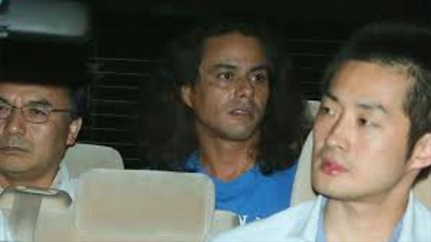 Izaya Noda (centro), el nieto de exembajador israelí Moshe Trueque, arrestado en Japón durante su participación en una serie de ataques incendiarios
