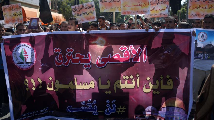 Gazatíes protestan las constantes agresiones israelíes contra la Mezquita de Al-Aqsa en Al-Quds. 17 de septiembre de 2015