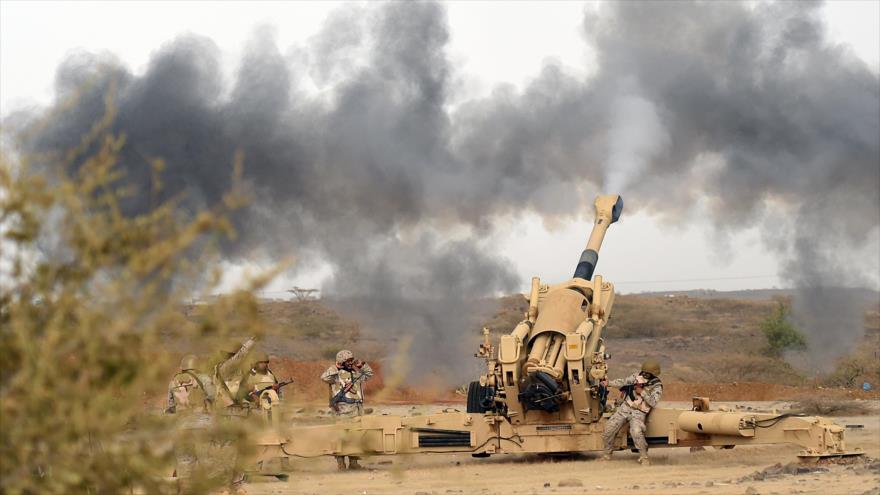 Ejército saudí dispara fuego de artillería a Yemen desde un puesto en el sur del país árabe, 13 de abril de 2015.
