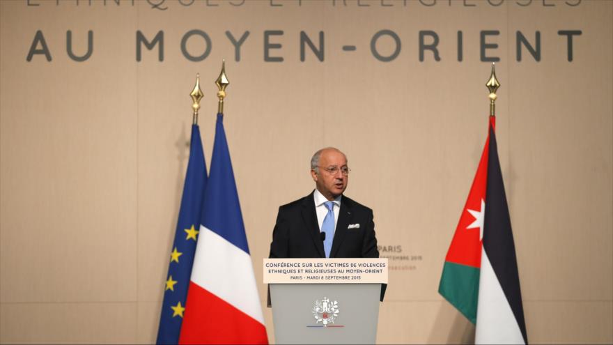 El ministro francés de Asuntos Exteriores, Laurent Fabius, habla en París en una conferencia sobre las persecuciones étnicas y religiosas perpetradas por la banda terrorista takfirí EIIL (Daesh, en árabe), 8 de septiembre de 2015.