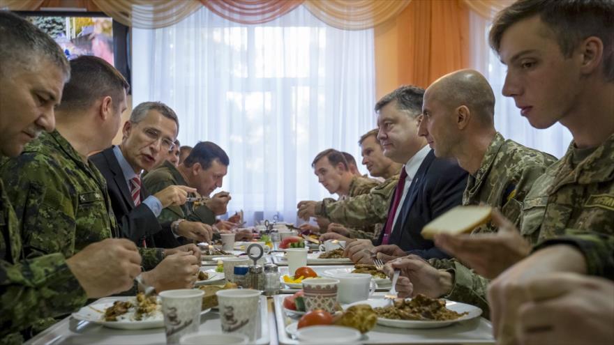 El secretario general de la Organización del Tratado del Atlántico Norte (OTAN), Jens Stoltenberg (3º dcha.) almuerza junto al presidente ucraniano, Petro Poroshenko (3º dcha.), y a varios oficiales del Ejército de Ucrania, 21 de septiembre de 2015.