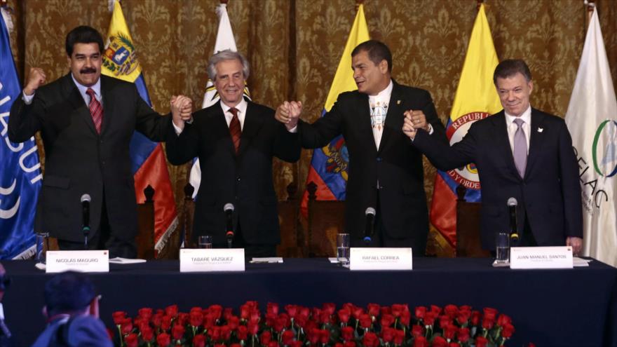 Los presidentes de Venezuela, Nicolás Maduro; de Uryguay, Tabaré Vázquez; de Ecuador, Rafael Correa; y de Colombia, Juan Manuel Santos, respectivamente de izquierda a derecha, tras la reunión de este lunes en Quito, capital de Ecuador. 21 de septiembre de 2015