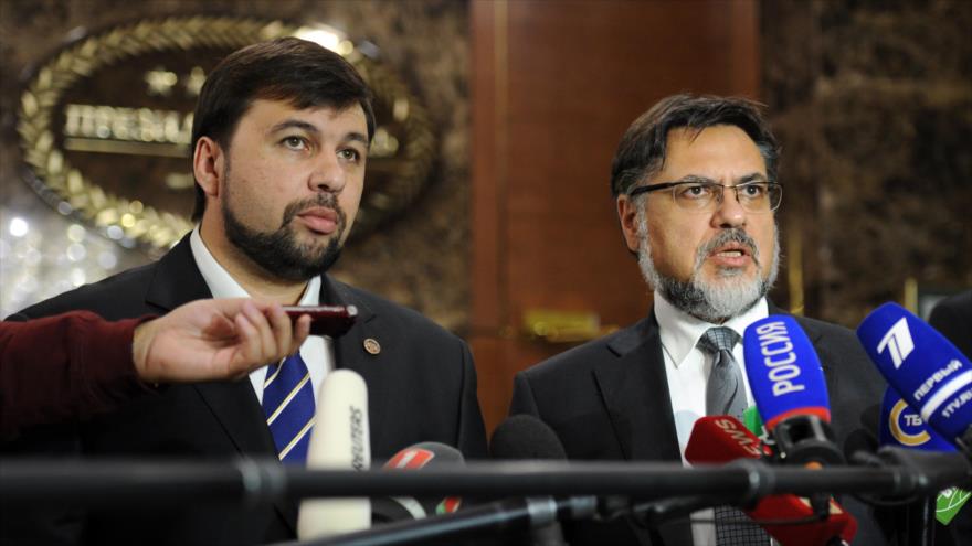 Los líderes de las autoproclamadas Repúblicas Populares de Donetsk y de Lugansk, respectivamente Denis Pushilin (izda.) y Vladislav Deynego, tras una reunión en la capital bielorrusa, Minsk, 25 de agosto de 2015.