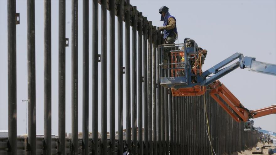 Soldados estadounidenses de la Guardia Nacional de los estados de Arkansas (sur) y Kansas (centro) trabajan en 2007 en una valla antinmigrantes en la frontera con México cerca de Yuma, en Arizona (suroeste).