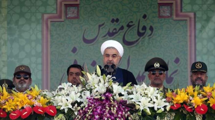El presidente iraní, Hasan Rohani, ofrece un discurso durante el desfile militar con motivo de la conmemoración del trigésimo quinto aniversario de la Semana de la Defensa Sagrada. Teherán, el 22 de septiembre de 2015.