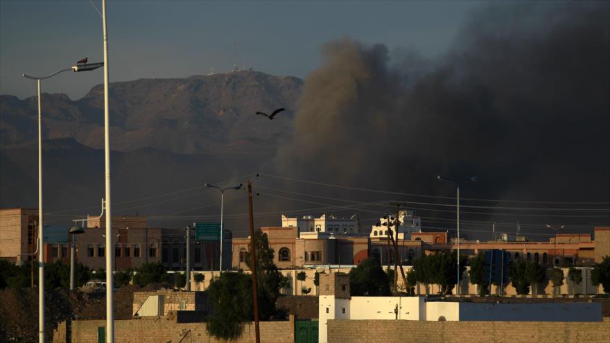 Columna de humo después de un ataque aéreo de Arabia Saudí en la capital de Yemen, Saná.