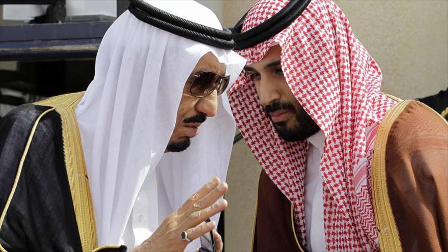 El rey saudí, Salman bin Abdulaziz Al Saud (izquierda), y el ministro de Defensa y príncipe heredero adjunto saudí, Mohamad bin Salman.